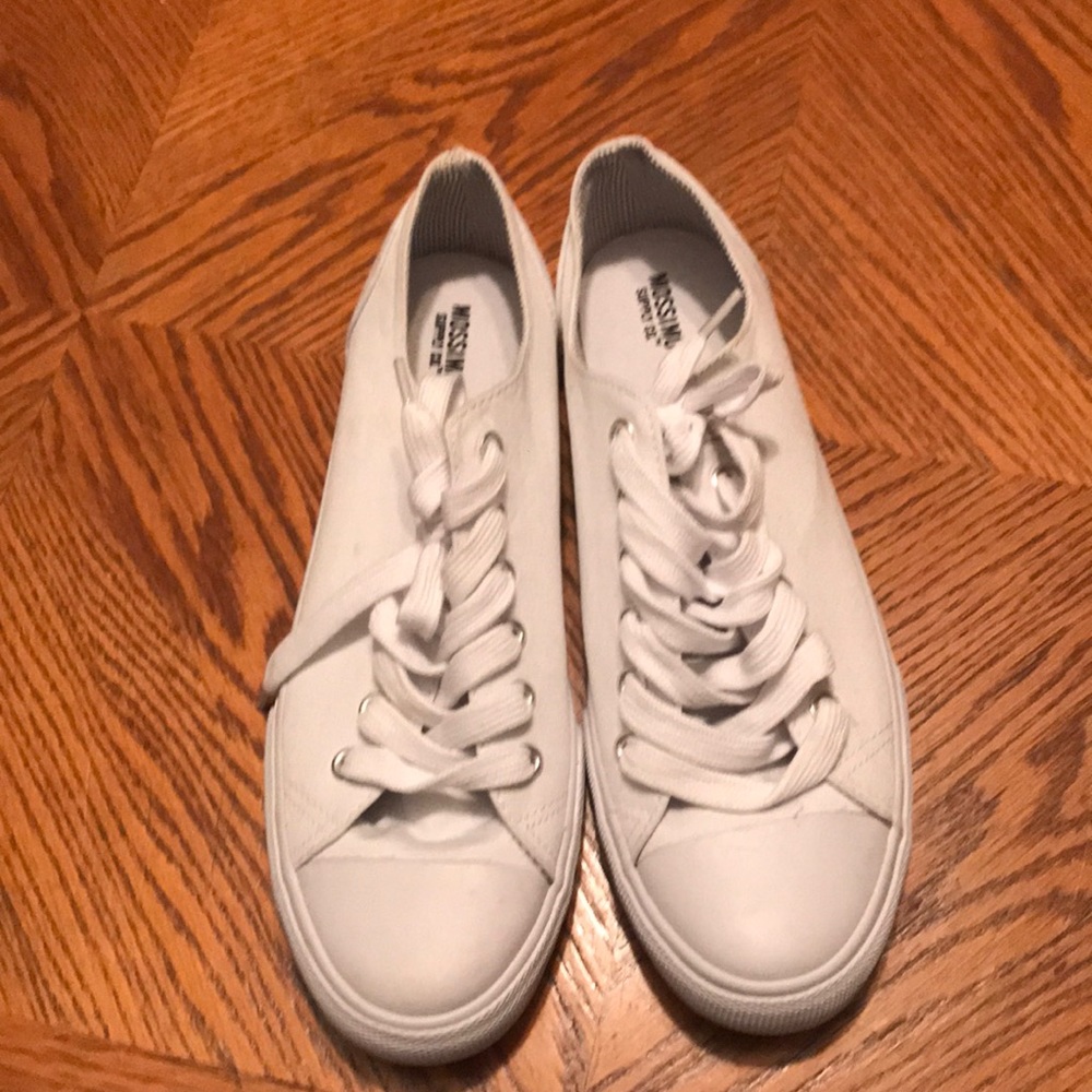 Cute white shoes